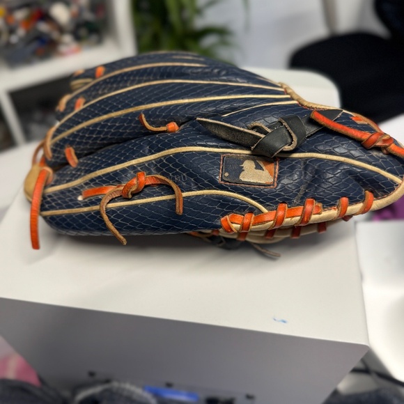 Wilson A2000 JA27 Jose Altuve Infielder's Glove - Picture 5 of 6